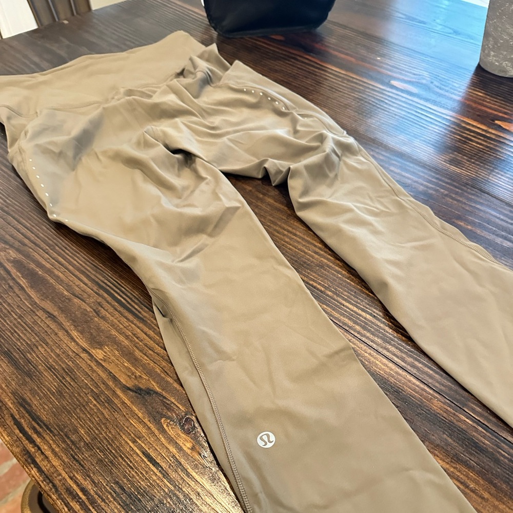 Lululemon 🍋 NWT Size 8, Fast and Free 25” with pockets